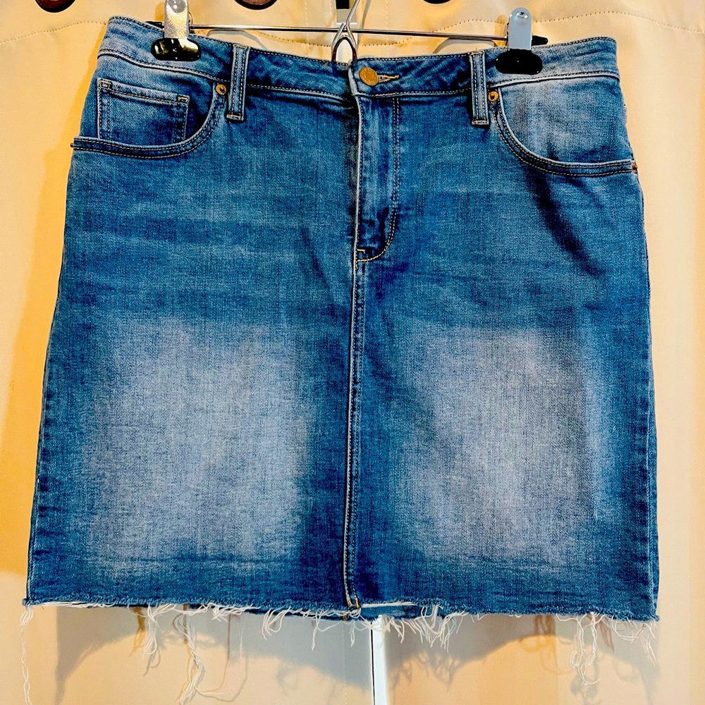 Like New NY&CO denim mini skirt Size 8!